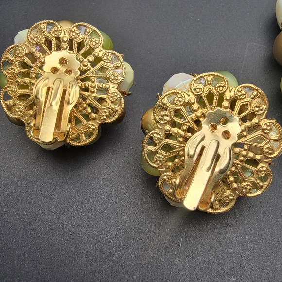 Vintage Women's Green and Gold tone Necklace and Clip Earrings Set - Picture 3 of 5